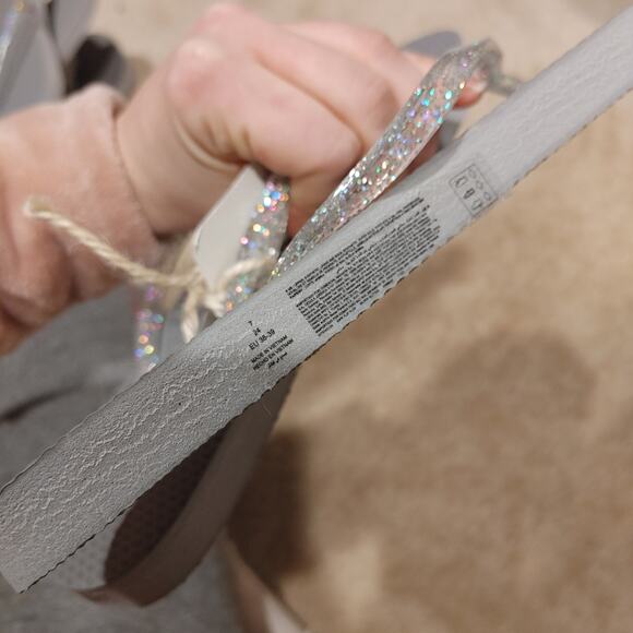 Old Navy size 7 NWOT Grey Gray Flip Flops Sparkle Summertime Cute Wedding - Picture 6 of 6